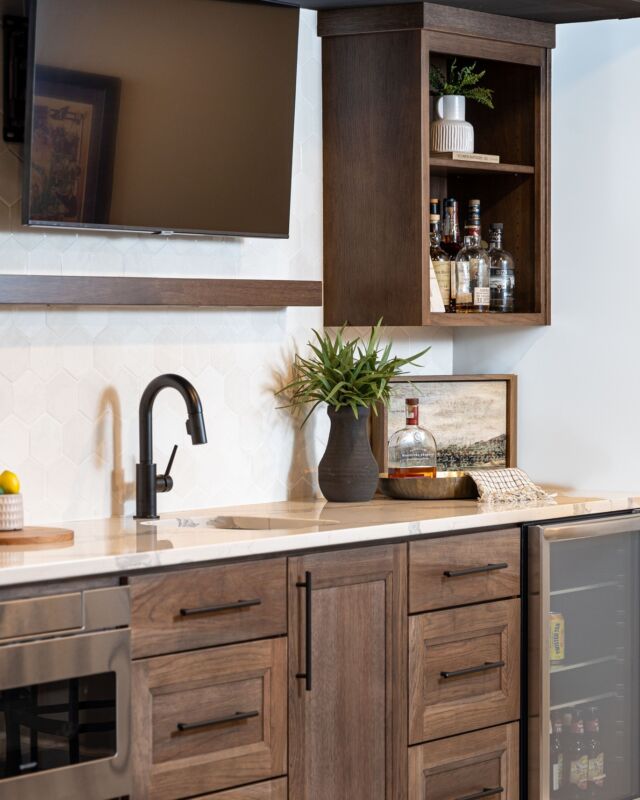 This basement wet bar is the perfect place for a New Year's Eve celebration!✨

TDC Designer | @miles3_17 
Styling | @homeatlastco 
Custom Cabinetry | @customwoodproductsks 
Photography | @emmahighfill
